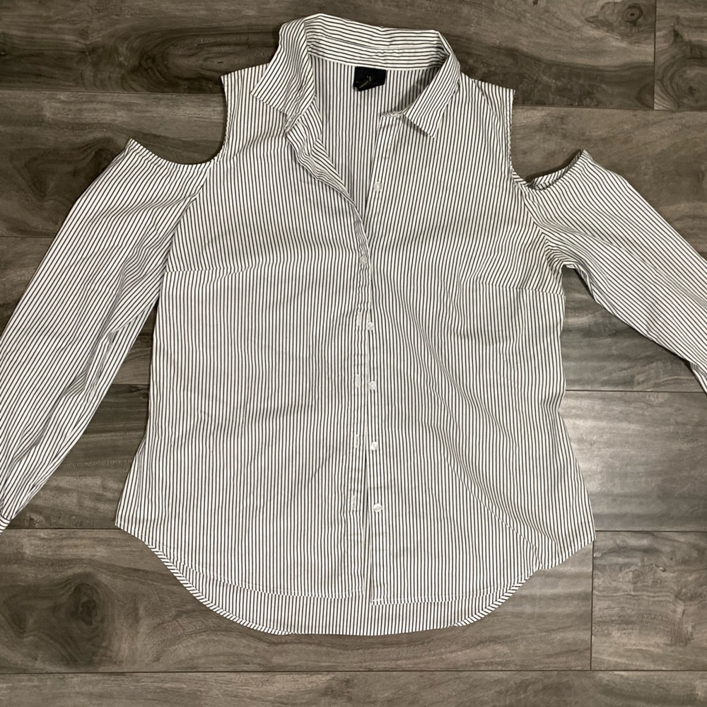 Botton up with open shoulders